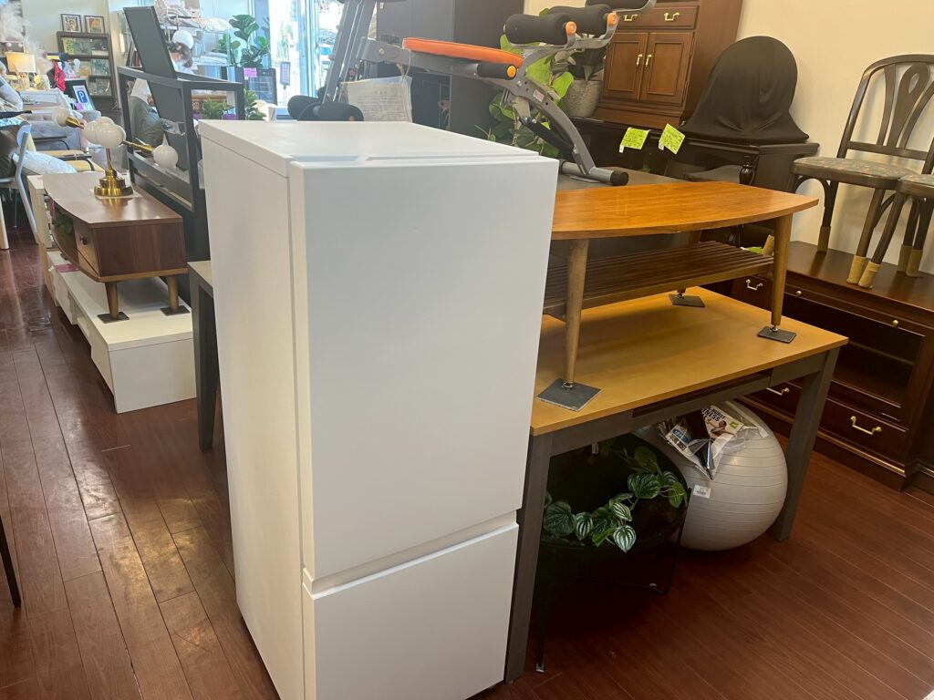 ショップフレンズ店内写真。リサイクルの冷蔵庫やテーブルが並ぶ。